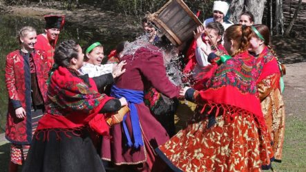 Поливаний понеділок та інші традиції Великоднього тижня