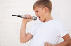 Мутація голосу: що це та як безпечно займатися вокалом